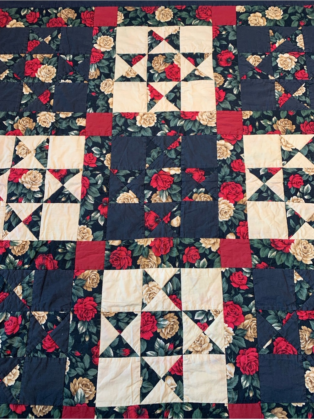 Vintage handmade “Texas Rose” Patchwork Quilt (1995)- Cottagecore Floral Blanket - Picture 5 of 6
